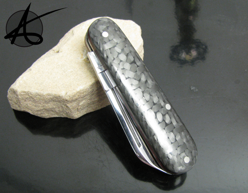 Great Eastern #25 "Ultralight" - Titanium frame, Carbon Fiber and Red G10 scales, Filework