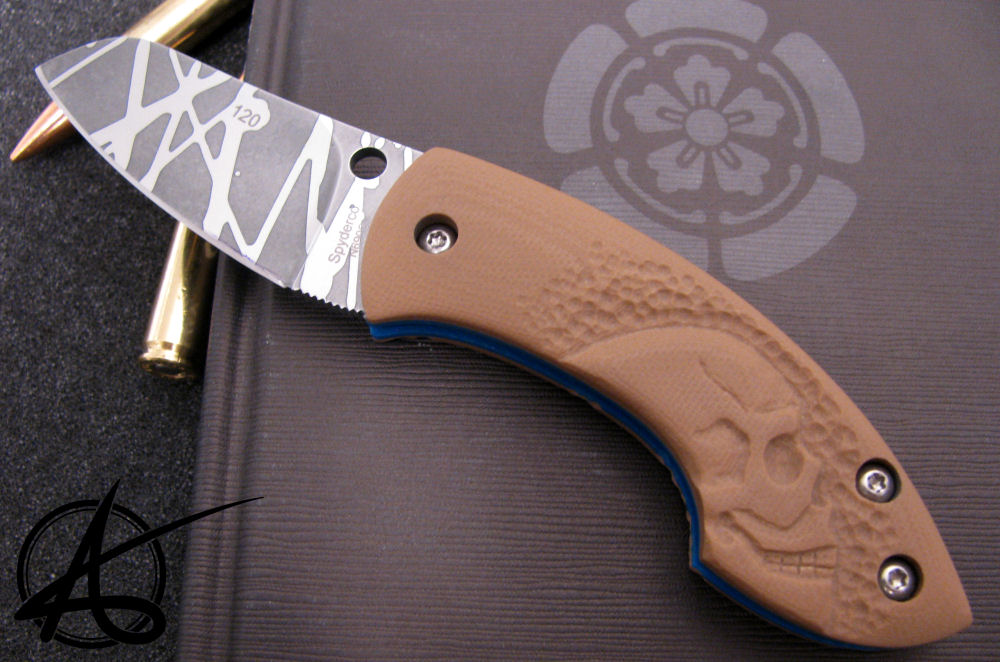 Spyderco Pingo - Carved coyote brown G10 handles with blue G10 liners, acid etched blade with Splash pattern